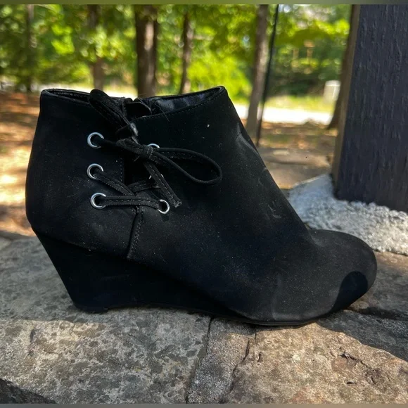 Elegant Black Lace-Up Ankle Booties - Picture 4 of 10